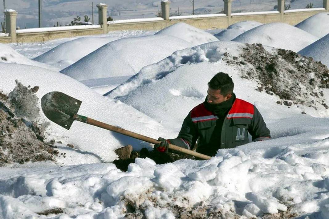 O kentte yüzlerce boş mezar görenleri hayrete düşürdü! Meğer nedeni çok başkaymış 3